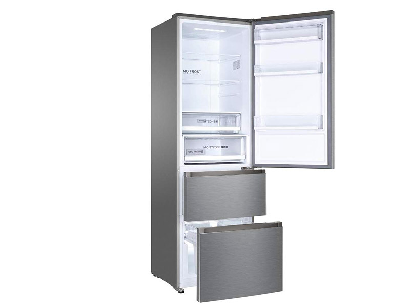 Le réfrigérateur avec les portes ouvertes