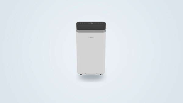 Climatiseur mobile Bosch Cool 4000 vu de trois quarts, écran tactile et tuyau d'évacuation visibles