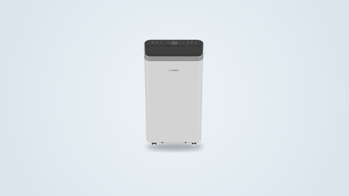 Climatiseur mobile Bosch Cool 4000 vu de trois quarts, écran tactile et tuyau d'évacuation visibles