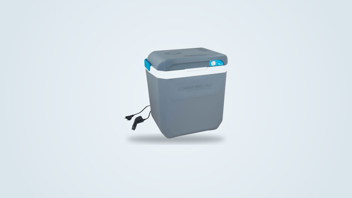 Glacière électrique Campingaz Powerbox Plus 28L, corps gris avec poignée et molette bleues, vue de trois quarts