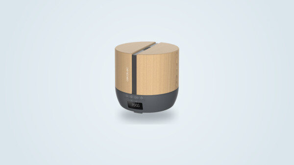Humidificateur Cecotec PureAroma 550 Connected sur une table de chevet