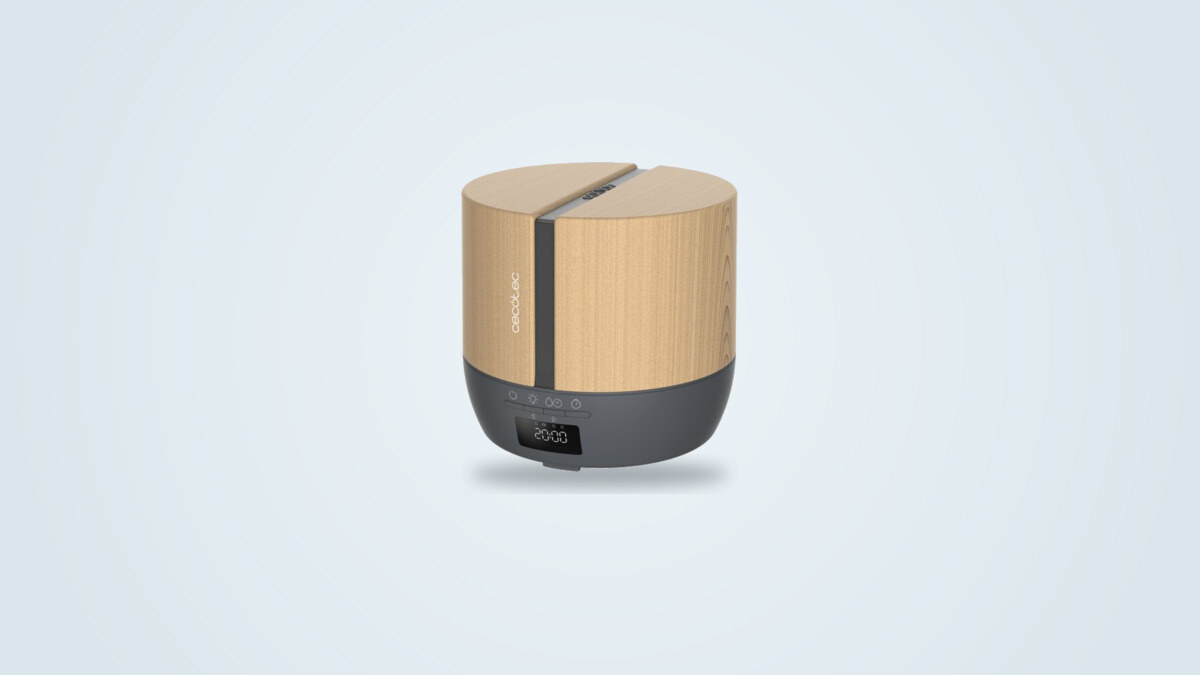 Humidificateur Cecotec PureAroma 550 Connected sur une table de chevet