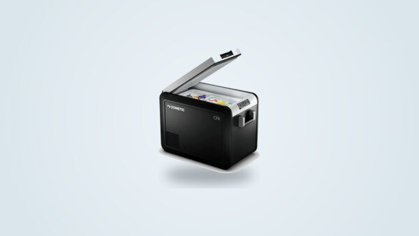 Glacière à compression Dometic CoolFreeze CFX3 45 de trois quarts, écran de pilotage et poignées repliables visibles