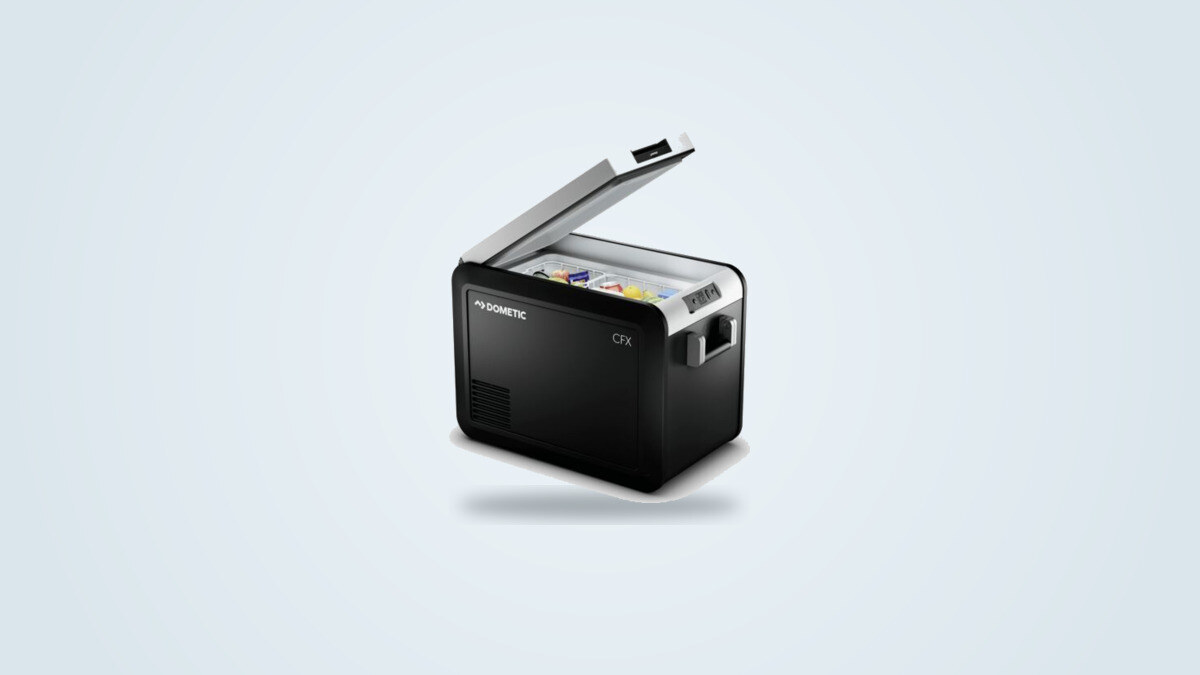Glacière à compression Dometic CoolFreeze CFX3 45 de trois quarts, écran de pilotage et poignées repliables visibles