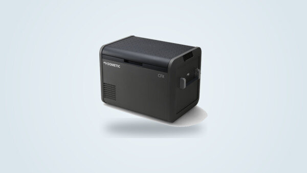 Glacière à compression Dometic CoolFreeze CFX5 55 de trois quarts, écran couleur et poignées repliables visibles
