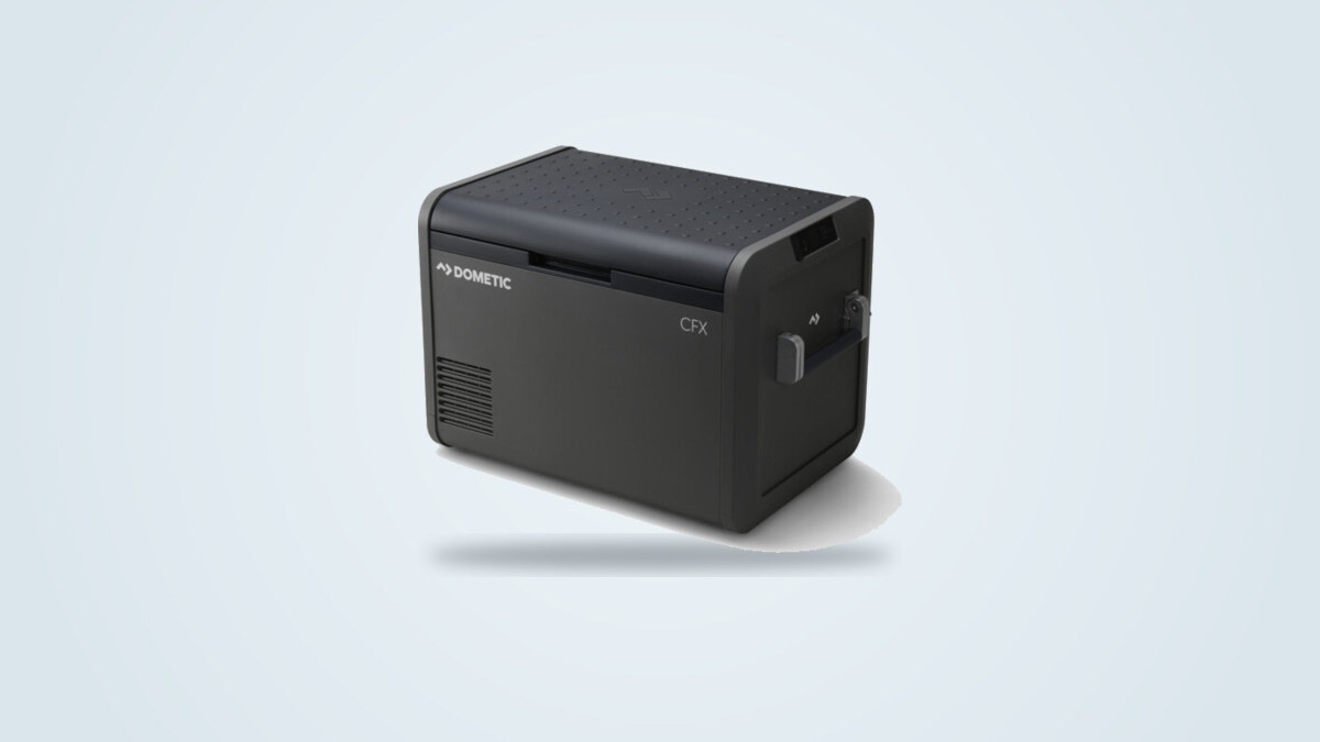 Glacière à compression Dometic CoolFreeze CFX5 55 de trois quarts, écran couleur et poignées repliables visibles