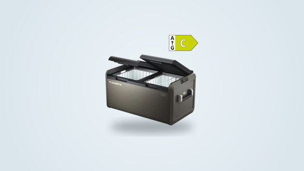 Glacière à compression Dometic CoolFreeze CFX5 95DZ vue de trois quarts, écran TFT et double compartiment visibles