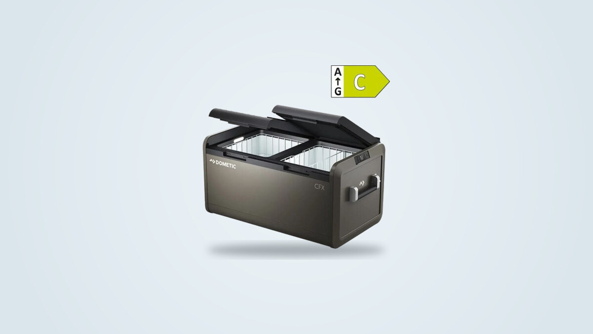 Glacière à compression Dometic CoolFreeze CFX5 95DZ vue de trois quarts, écran TFT et double compartiment visibles