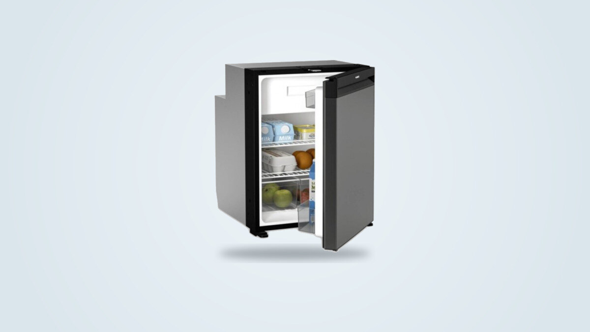 Réfrigérateur à compression encastrable Dometic NRX 80C, porte ouverte garnie d'aliments, vue de trois quarts