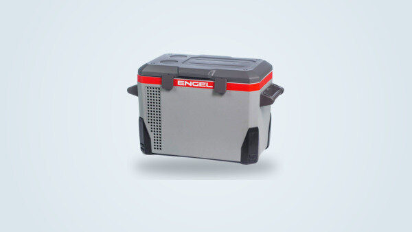 Glacière à compression Engel MR-040F de trois quarts, grille de ventilation et bandeau rouge ENGEL visibles