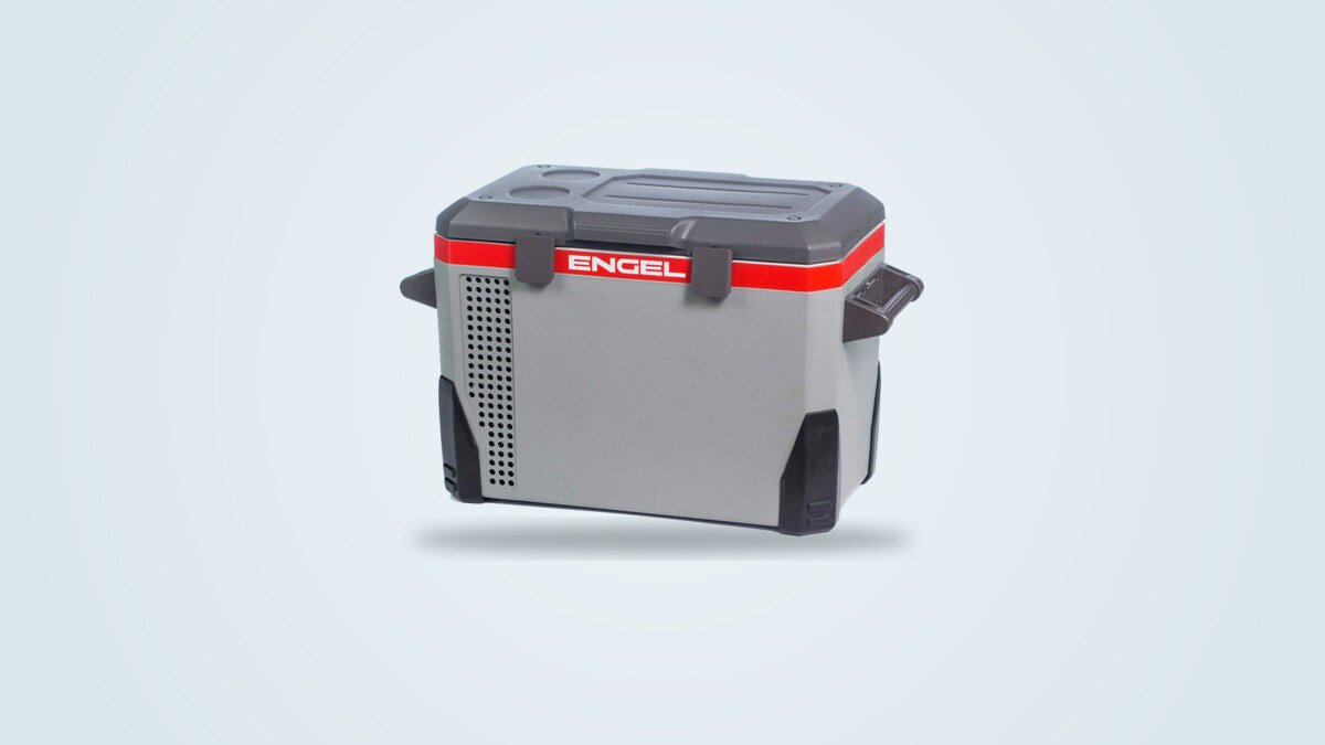 Glacière à compression Engel MR-040F de trois quarts, grille de ventilation et bandeau rouge ENGEL visibles