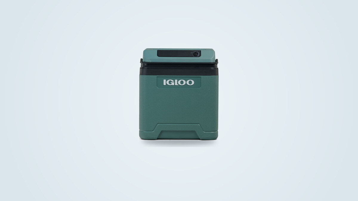 Glacière électrique Igloo IE27 AC/DC, corps vert avec logo Igloo et poignée verrouillable, vue de face