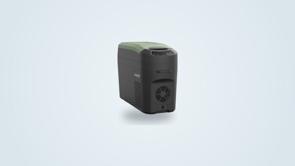 Glacière à compression portable Indel B TB18, coque noire et couvercle vert sauge, vue de trois quarts