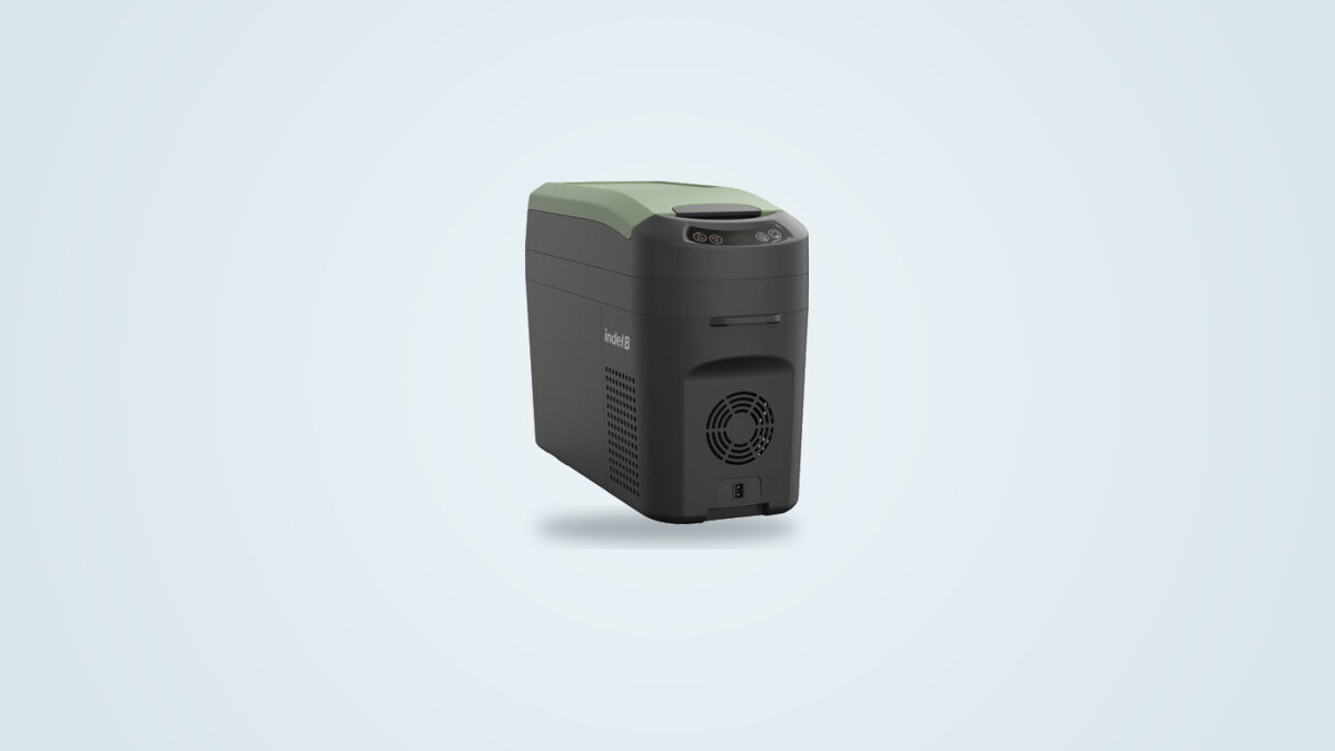 Glacière à compression portable Indel B TB18, coque noire et couvercle vert sauge, vue de trois quarts