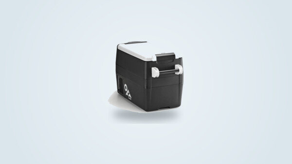 Glacière à compression portable Indel B TB41, coque noire et couvercle blanc, vue de trois quarts