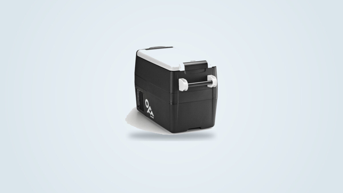 Glacière à compression portable Indel B TB41, coque noire et couvercle blanc, vue de trois quarts
