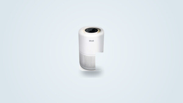 Purificateur d'air Levoit Core 200S de forme cylindrique blanche, vue de trois quarts, écran tactile visible