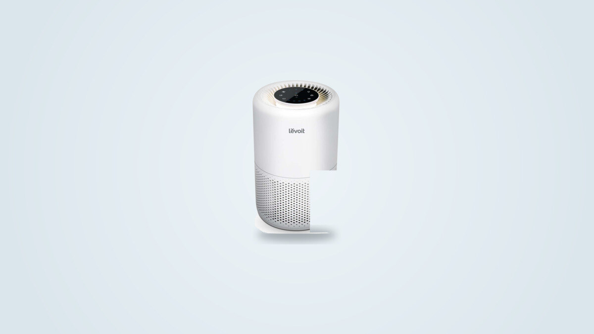 Purificateur d'air Levoit Core 200S de forme cylindrique blanche, vue de trois quarts, écran tactile visible