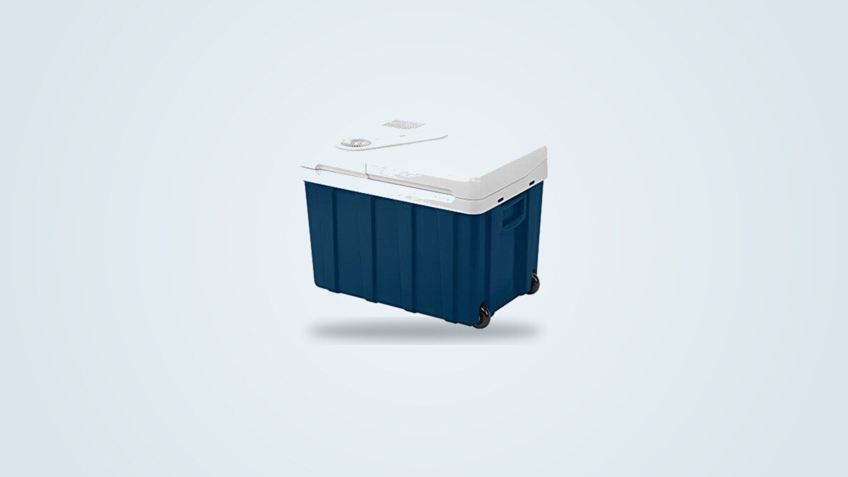 Glacière électrique Mobicool MQ40W, corps bleu marine et couvercle blanc, sur roulettes, vue de trois quarts