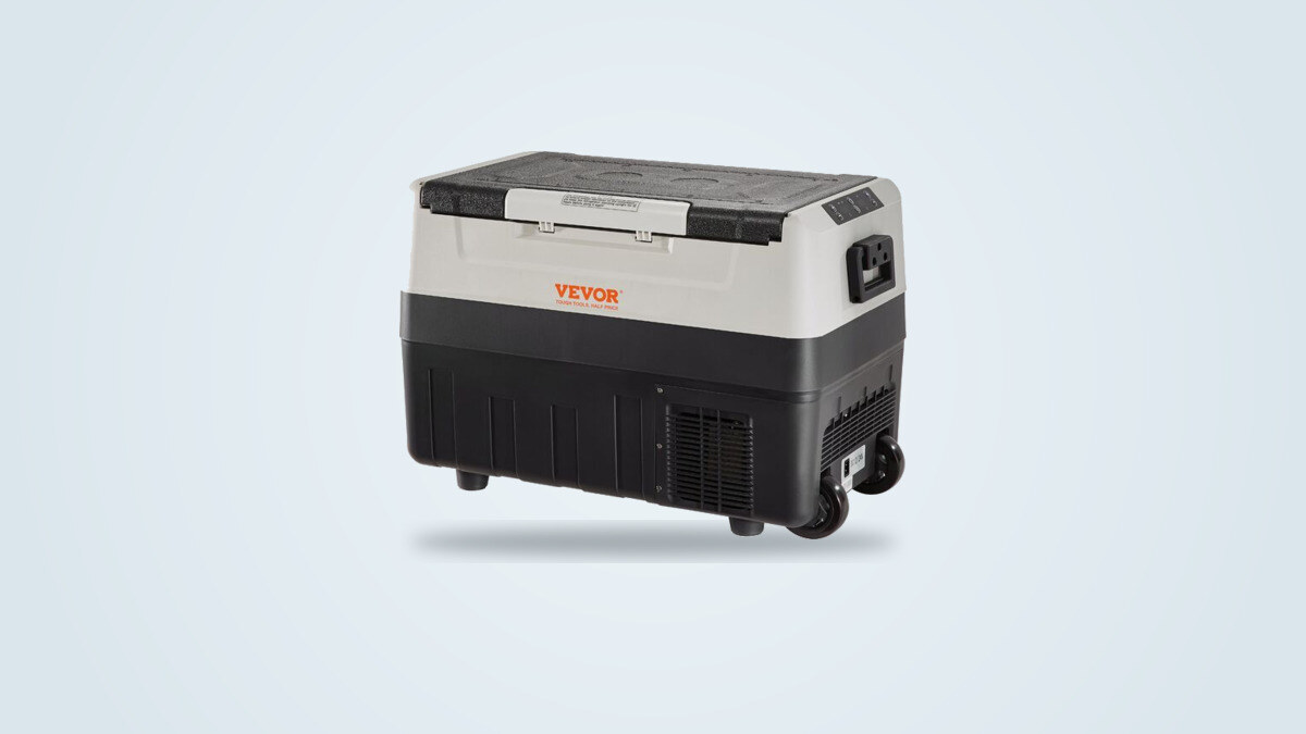 Glacière à compression Vevor 35L de trois quarts, écran LCD et poignée de transport visibles