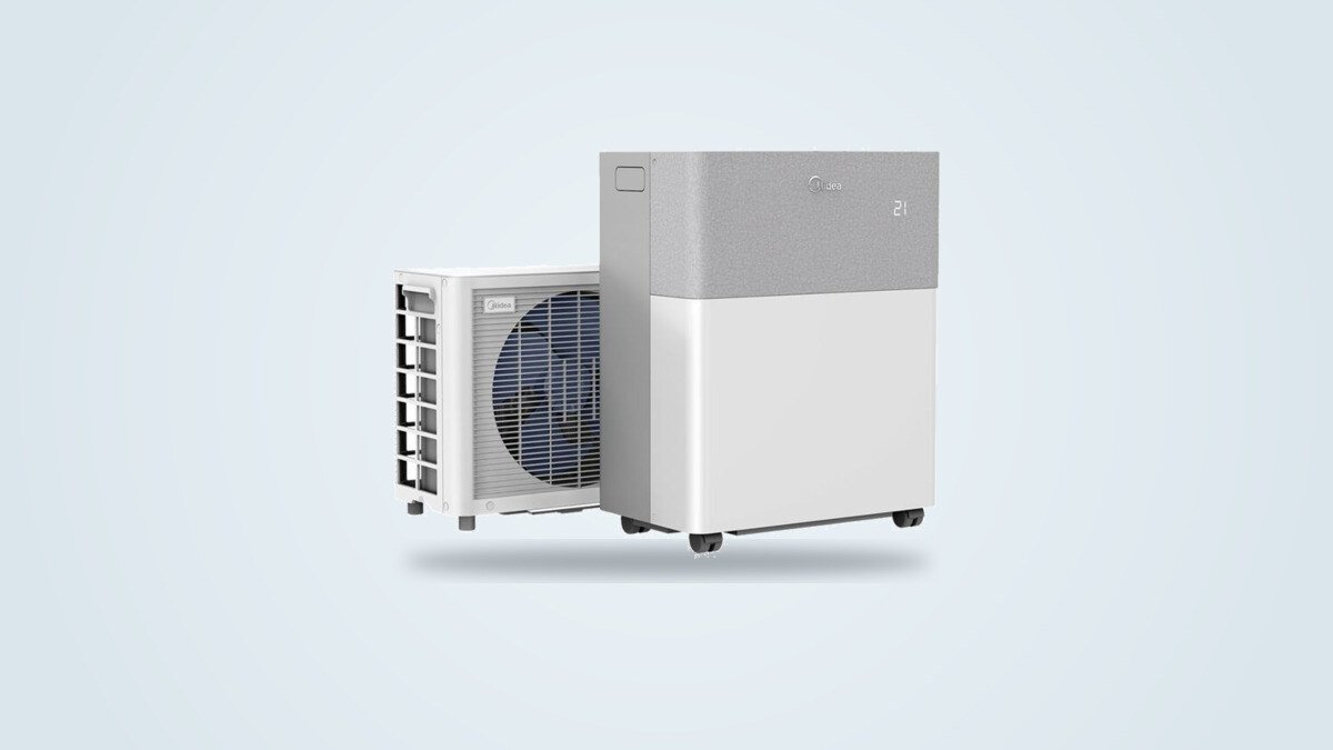 Climatiseur mobile Midea PortaSplit avec son unité extérieure compacte reliée à l’unité intérieure sur roulettes